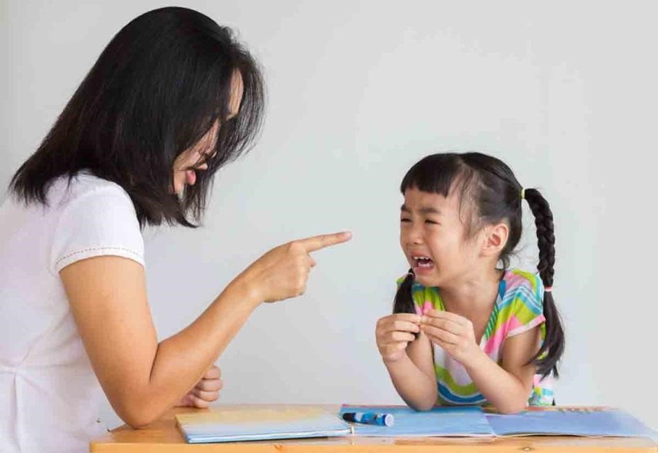 Cha mẹ nuôi con theo xu hướng áp đặt khiến bé chịu nhiều tổn thương