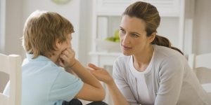 Làm cha mẹ tích cực là luôn tập trung lắng nghe những gì con chia sẻ