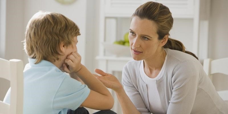 Làm cha mẹ tích cực là luôn tập trung lắng nghe những gì con chia sẻ