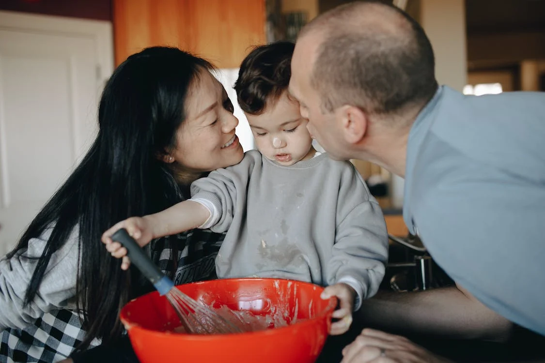 Học cách làm cha mẹ vui vẻ - Việc phụ giúp dù chỉ rất nhỏ thôi những cũng khiến con cái học được nhiều điều