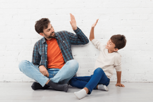 Cha mẹ hãy luôn lắng nghe ý kiến của con để giúp con phát triển tốt hơn.