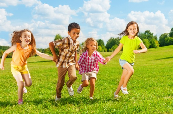 Trẻ con thường rất thích vui đùa ngoài thiên nhiên, bởi chúng được quan sát và khám phá những điều thú vị cuộc sống xung quanh.
