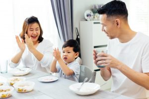 Bố mẹ hãy dành những lời khen ngợi khi con làm được việc tốt