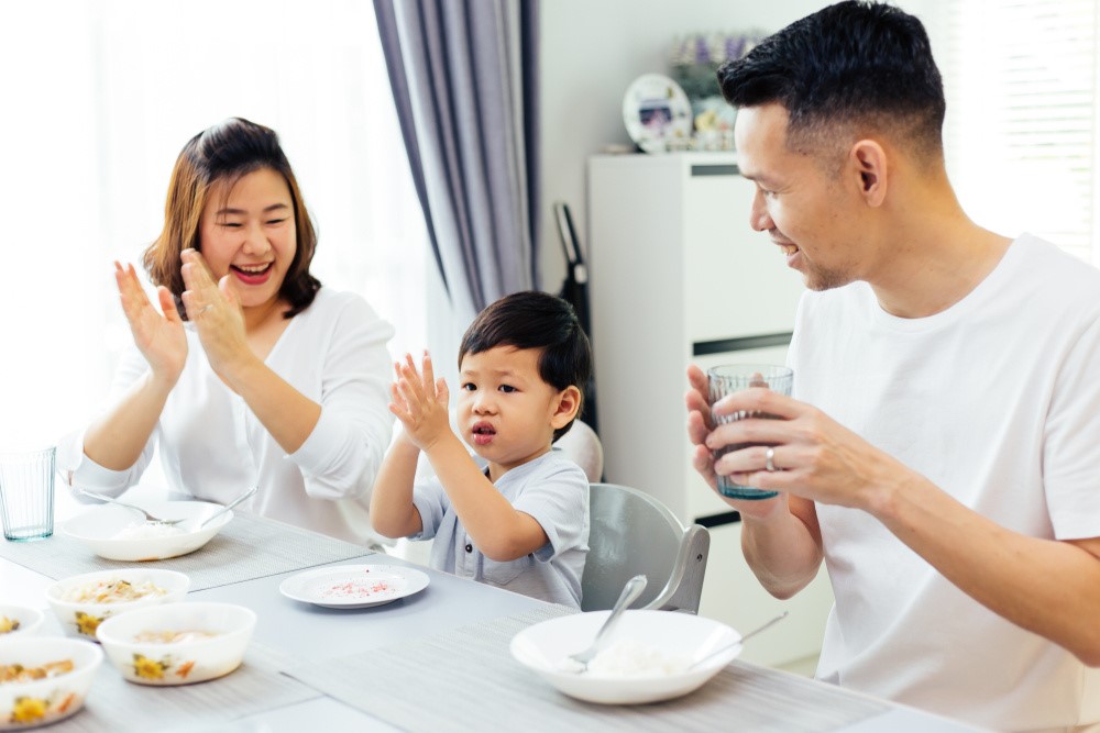 Bố mẹ hãy dành những lời khen ngợi khi con làm được việc tốt
